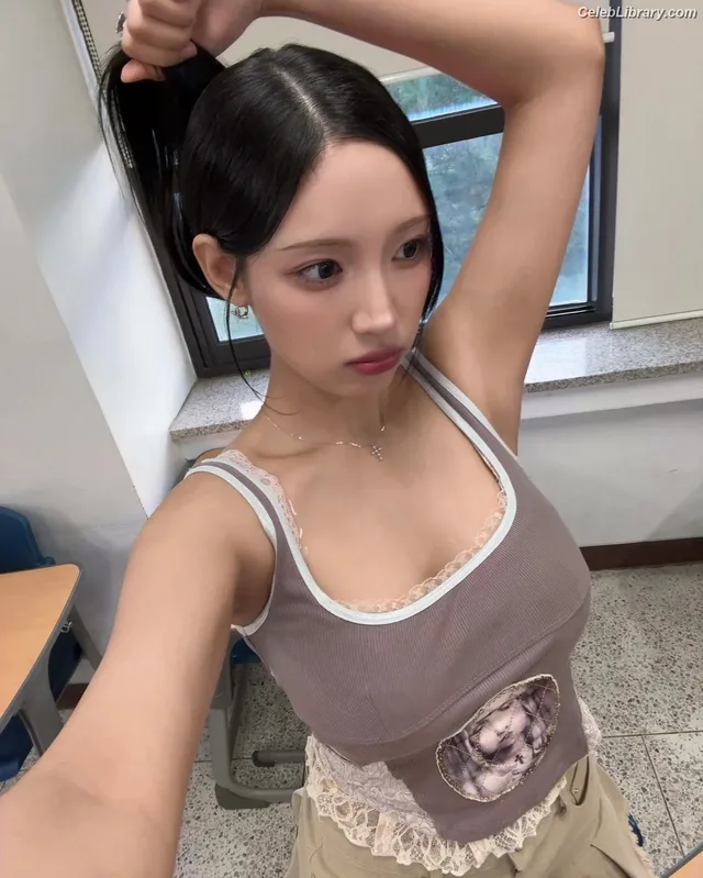 Chowon (LIꓨHTSꓵM LIGHTSUM) photo 9 of 81