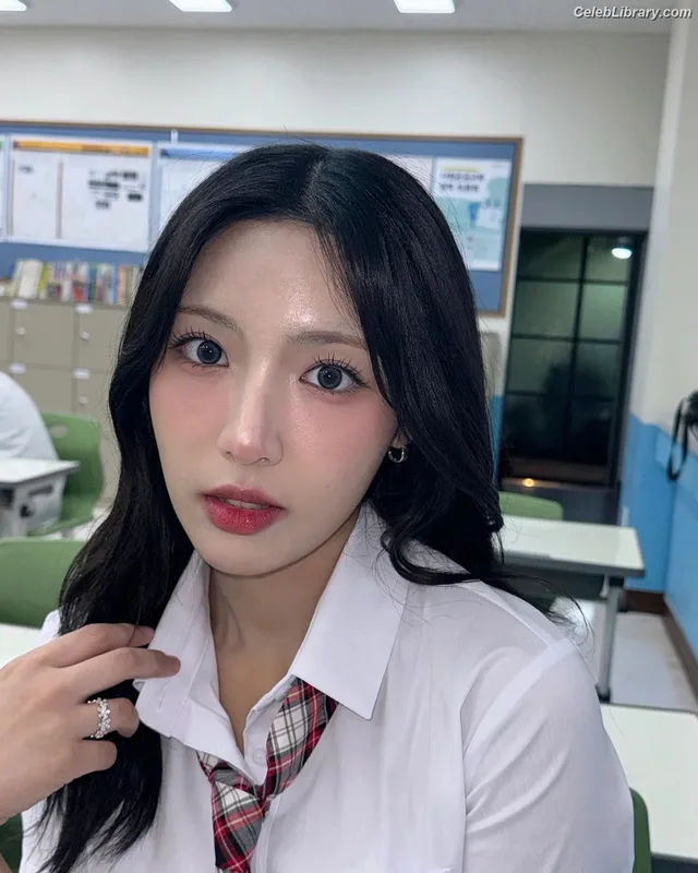 Chowon (LIꓨHTSꓵM LIGHTSUM) photo 11 of 81