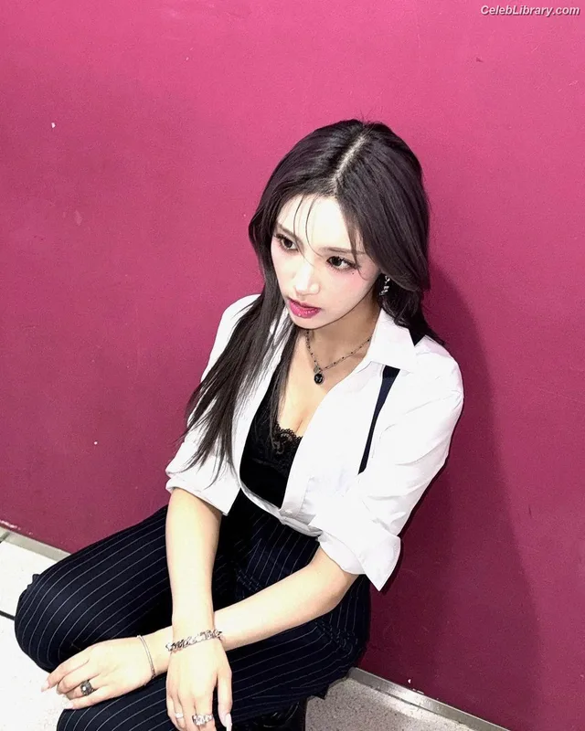 Chowon (LIꓨHTSꓵM LIGHTSUM) photo 14 of 81