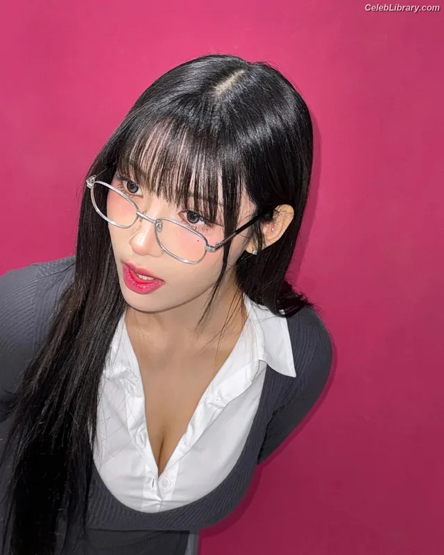 Chowon (LIꓨHTSꓵM LIGHTSUM) photo 16 of 81