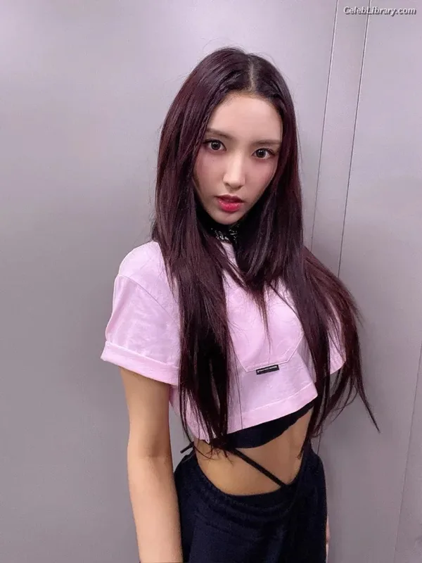 Chowon (LIꓨHTSꓵM LIGHTSUM) photo 18 of 81