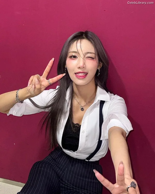Chowon (LIꓨHTSꓵM LIGHTSUM) photo 22 of 81