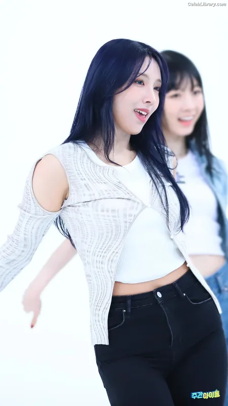Chowon (LIꓨHTSꓵM  LIGHTSUM) photo 4 of 81