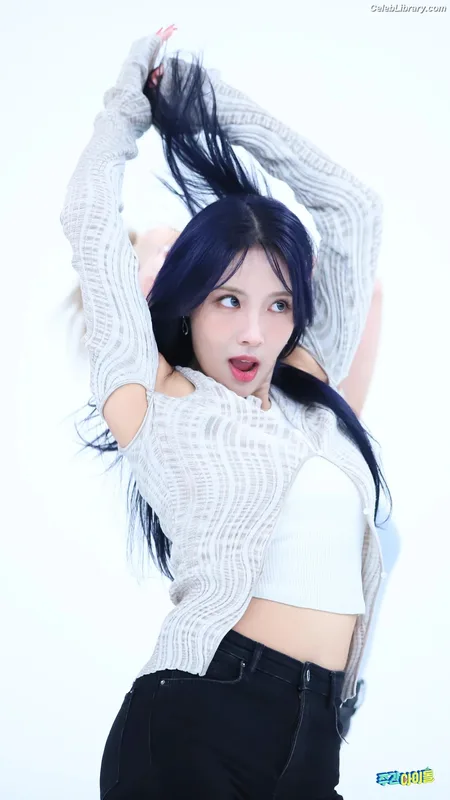Chowon (LIꓨHTSꓵM  LIGHTSUM) photo 6 of 81