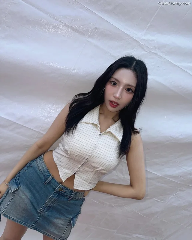 Chowon (LIꓨHTSꓵM  LIGHTSUM) photo 7 of 81