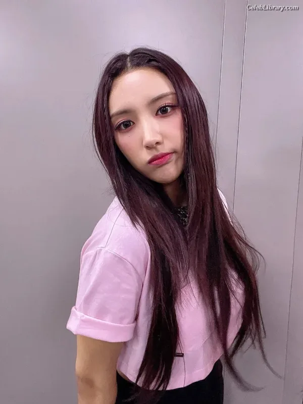 Chowon (LIꓨHTSꓵM  LIGHTSUM) photo 10 of 81