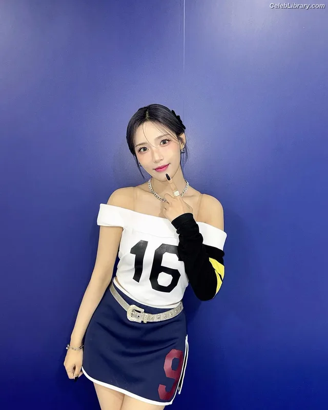 Chowon (LIꓨHTSꓵM  LIGHTSUM) photo 11 of 81
