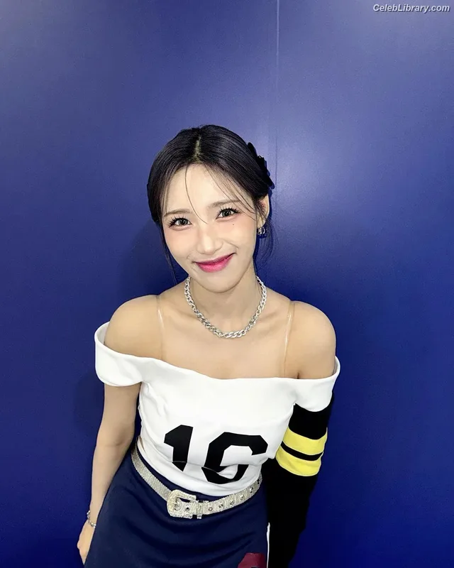Chowon (LIꓨHTSꓵM  LIGHTSUM) photo 12 of 81