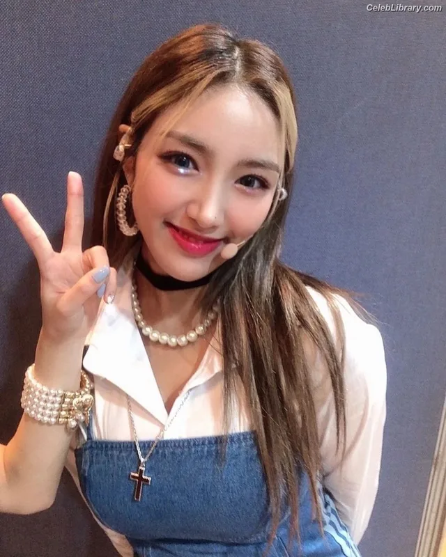 Chowon (LIꓨHTSꓵM  LIGHTSUM) photo 14 of 81