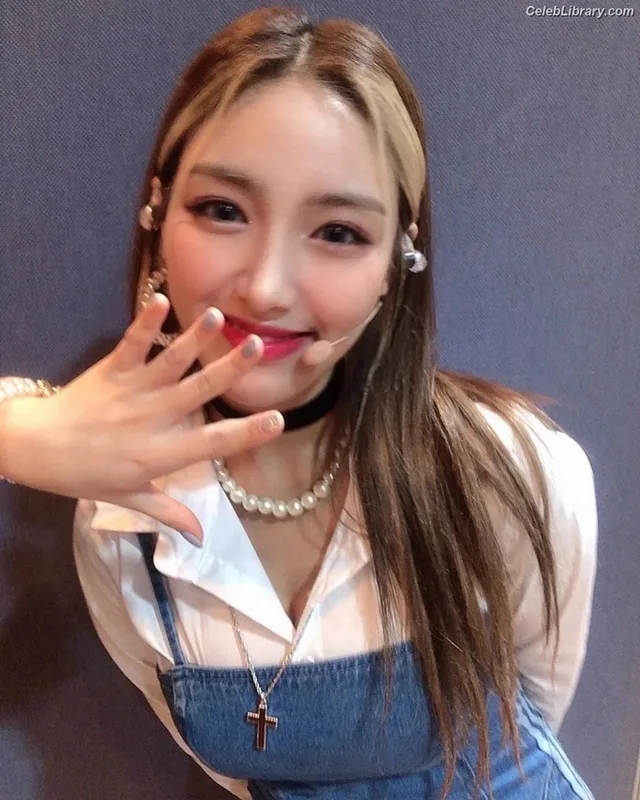 Chowon (LIꓨHTSꓵM  LIGHTSUM) photo 15 of 81