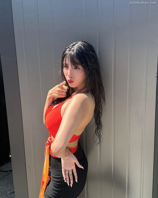 Chowon (LIꓨHTSꓵM  LIGHTSUM) photo 18 of 81