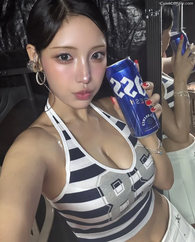 Chowon (LIꓨHTSꓵM  LIGHTSUM) photo 22 of 81