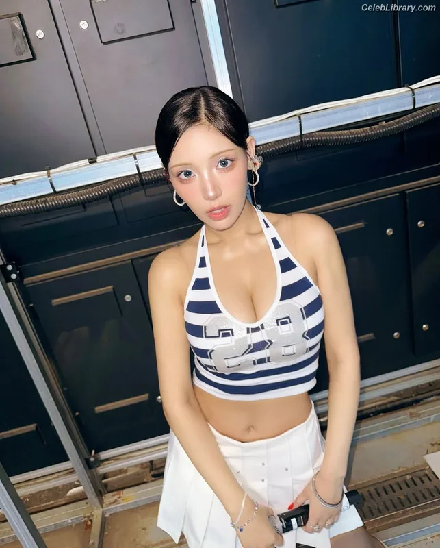 Chowon (LIꓨHTSꓵM  LIGHTSUM) photo 24 of 81