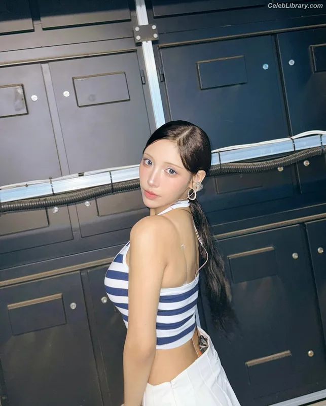 Chowon (LIꓨHTSꓵM  LIGHTSUM) photo 2 of 81