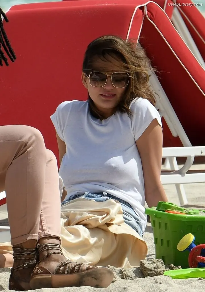 Chrissy Teigen photo 6 of 898