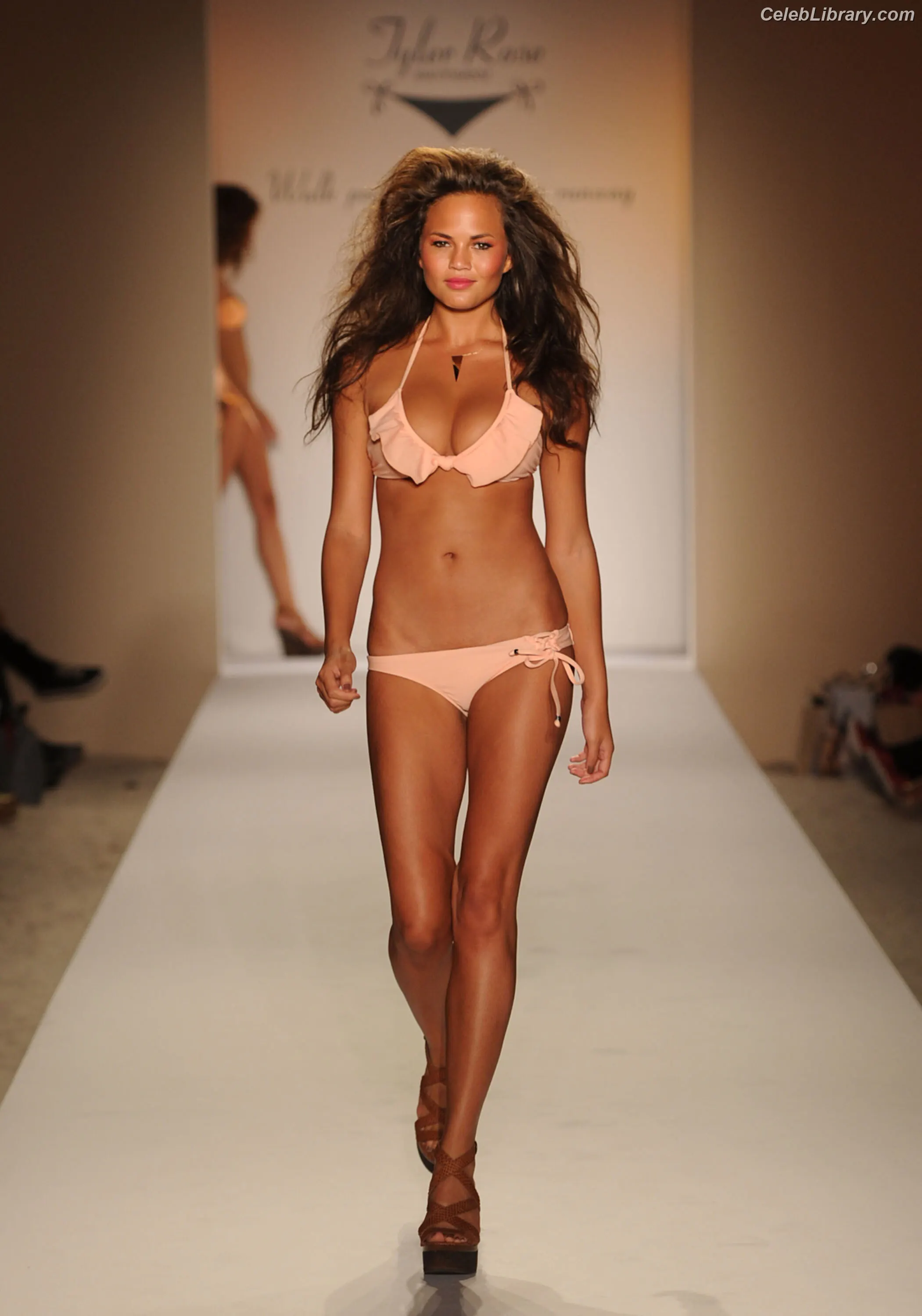 Chrissy Teigen photo 14 of 898