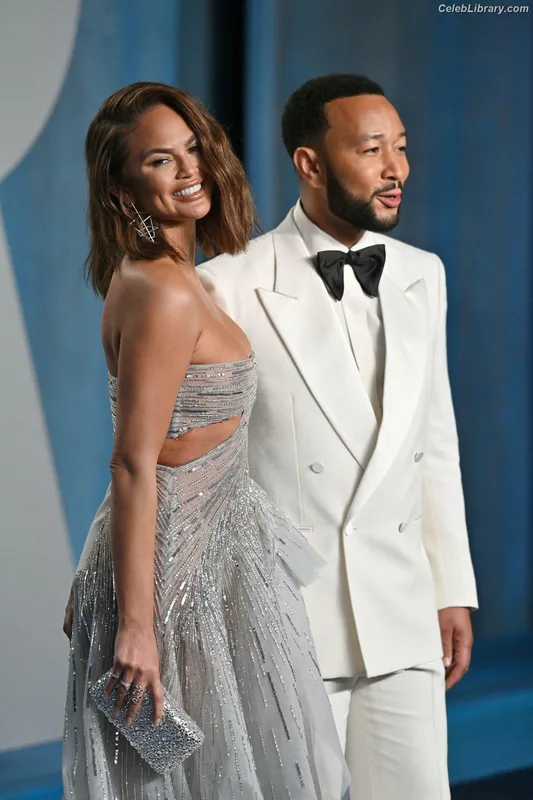 Chrissy Teigen photo 5 of 899
