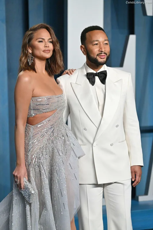 Chrissy Teigen photo 7 of 899