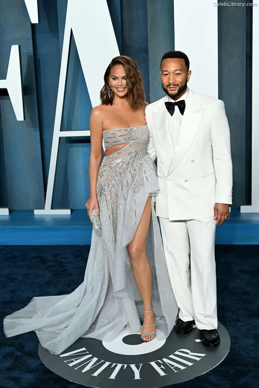 Chrissy Teigen photo 8 of 899
