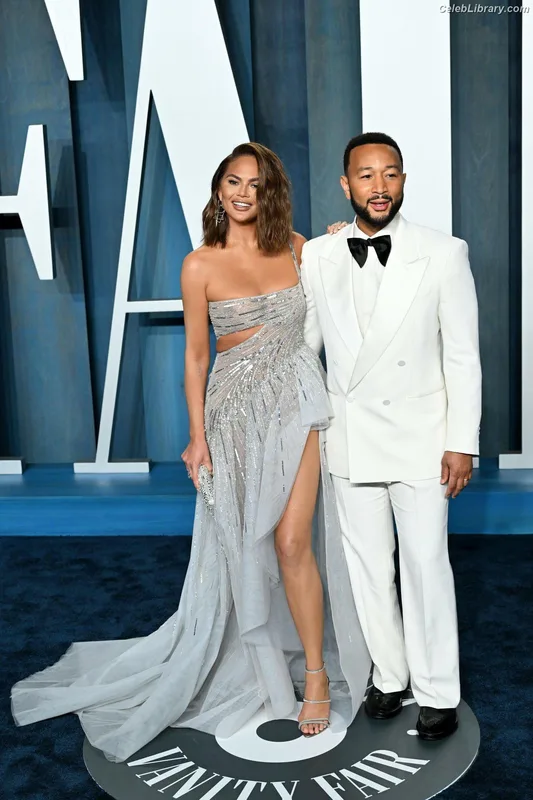 Chrissy Teigen photo 16 of 899