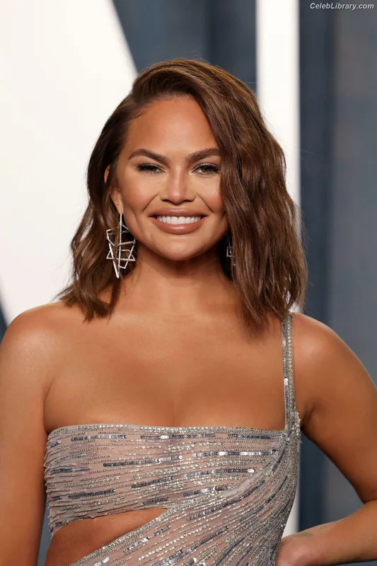Chrissy Teigen photo 3 of 899