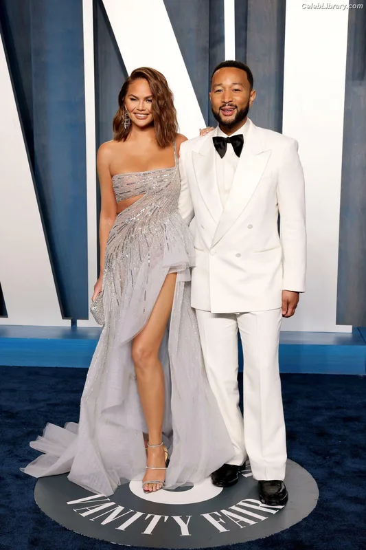 Chrissy Teigen photo 8 of 899