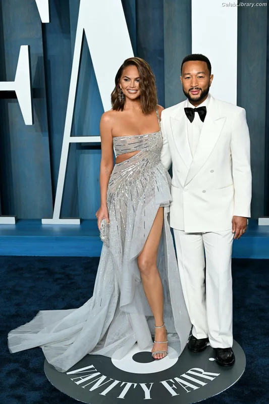 Chrissy Teigen photo 3 of 899