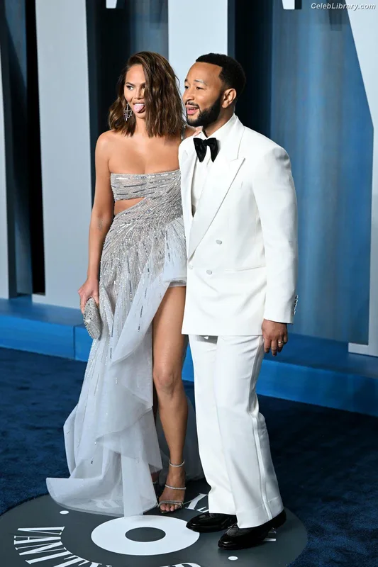 Chrissy Teigen photo 4 of 899