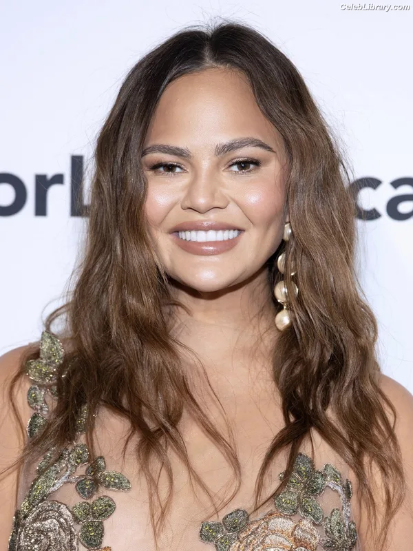 Chrissy Teigen photo 10 of 899