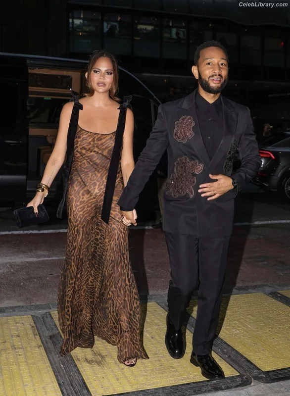 Chrissy Teigen photo 19 of 899