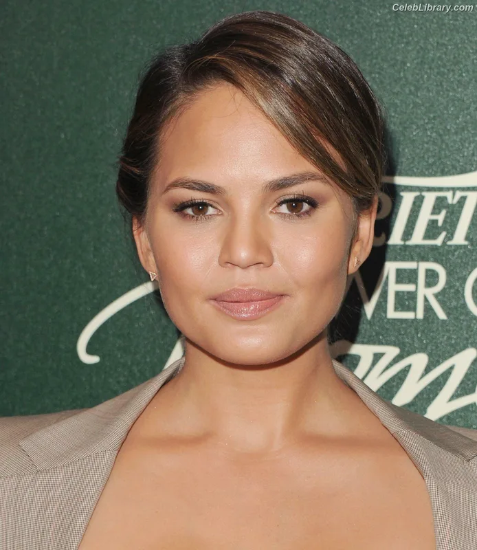 Chrissy Teigen photo 2 of 899