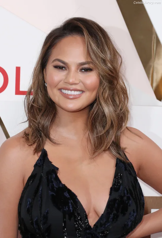Chrissy Teigen photo 9 of 899