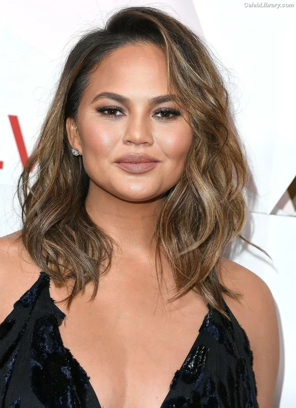 Chrissy Teigen photo 22 of 899