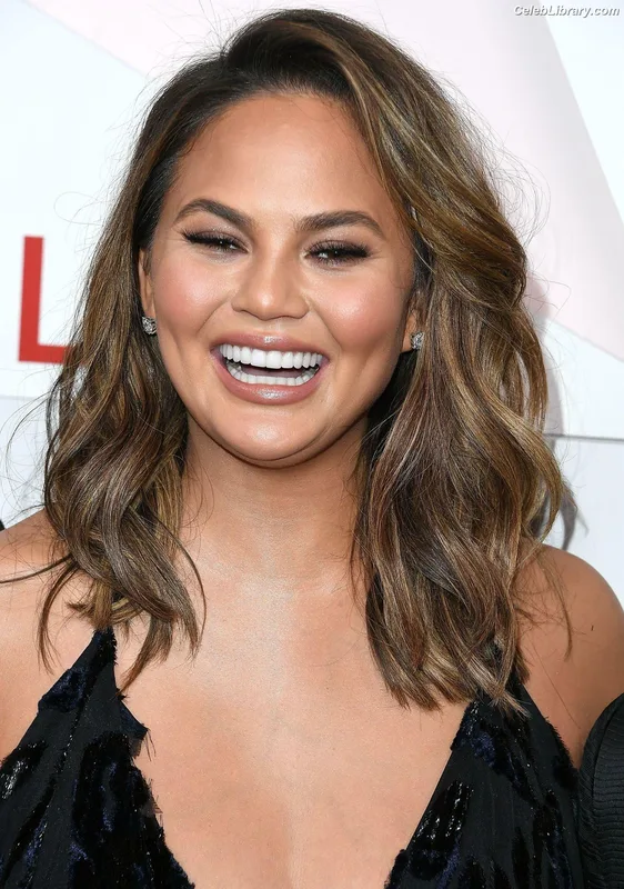 Chrissy Teigen photo 2 of 899