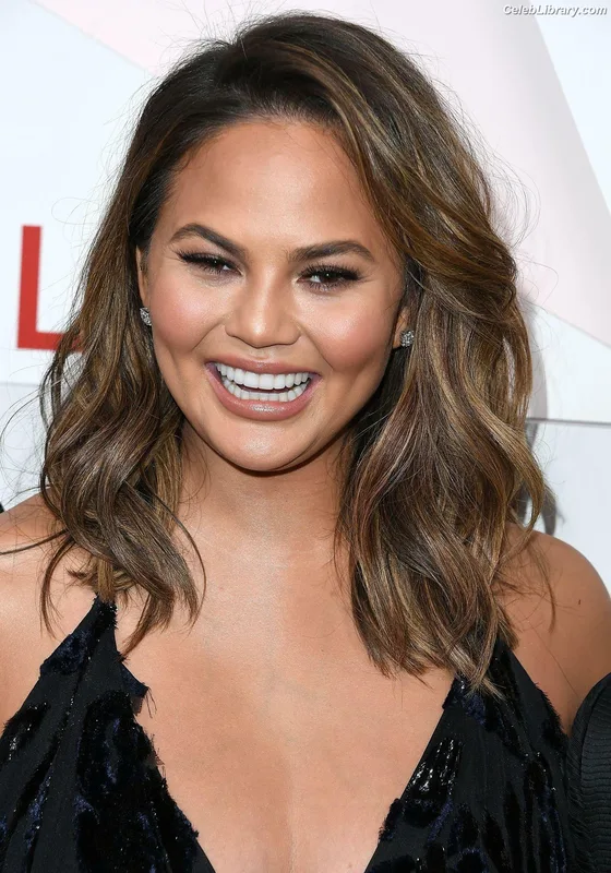 Chrissy Teigen photo 3 of 899