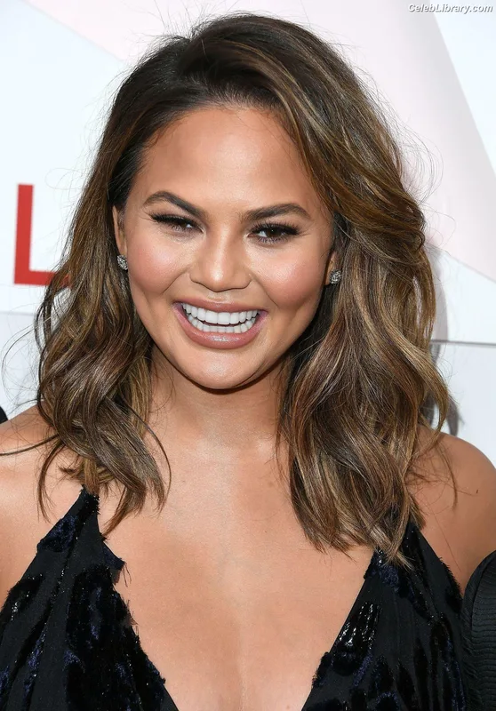Chrissy Teigen photo 4 of 899