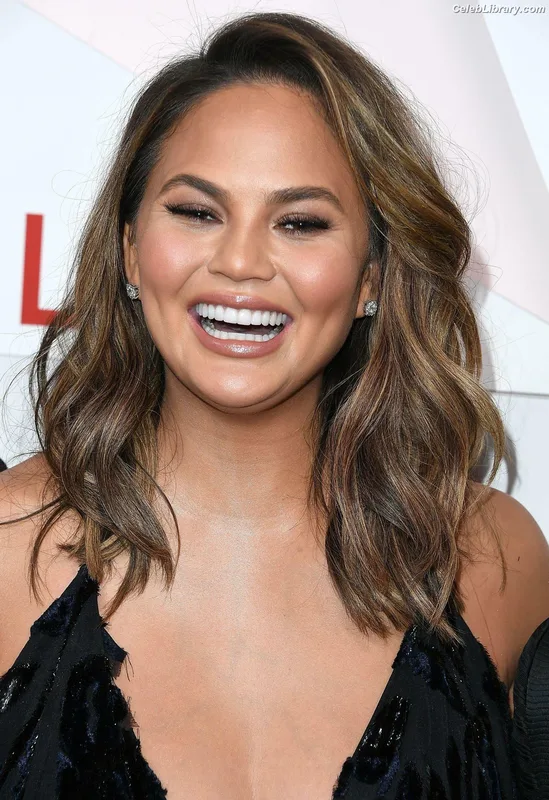 Chrissy Teigen photo 5 of 899
