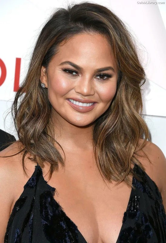 Chrissy Teigen photo 7 of 899