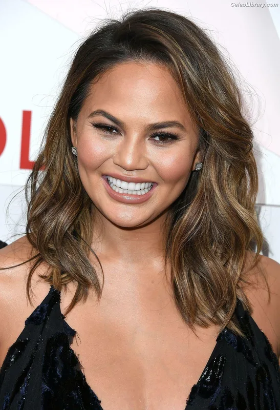Chrissy Teigen photo 8 of 899