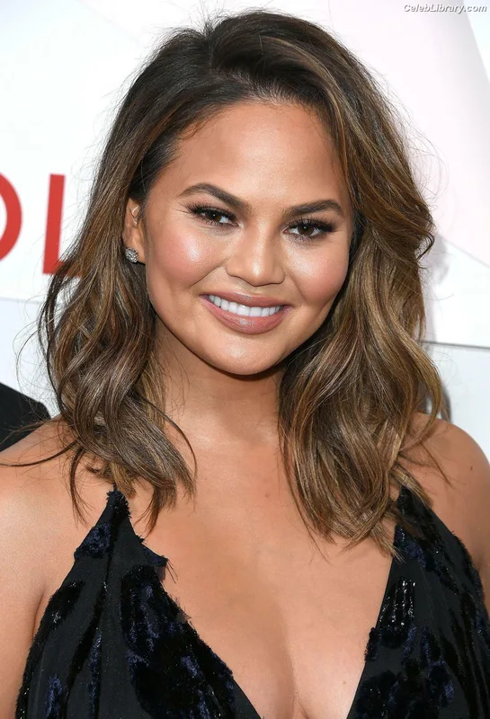 Chrissy Teigen photo 9 of 899