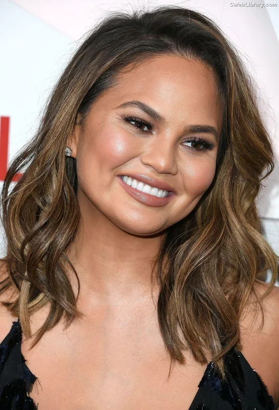 Chrissy Teigen photo 10 of 899