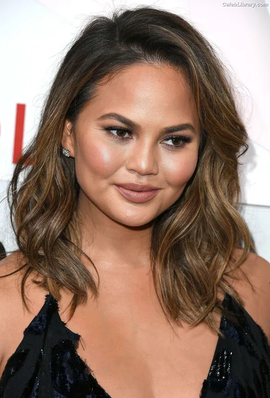 Chrissy Teigen photo 11 of 899