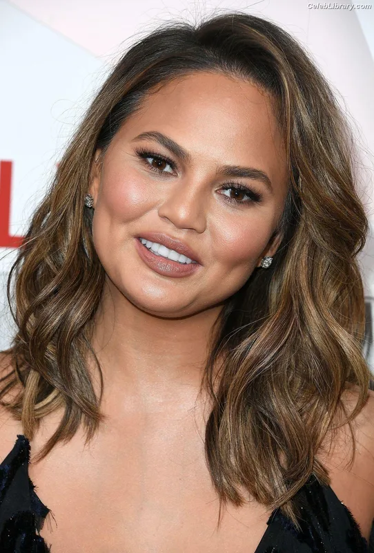 Chrissy Teigen photo 12 of 899