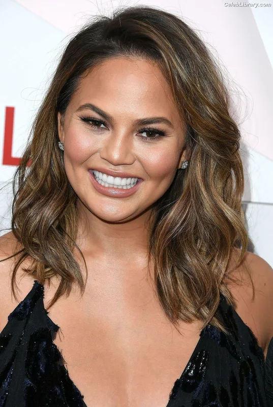 Chrissy Teigen photo 13 of 899