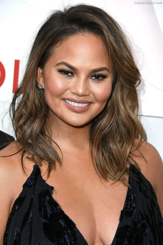 Chrissy Teigen photo 14 of 899