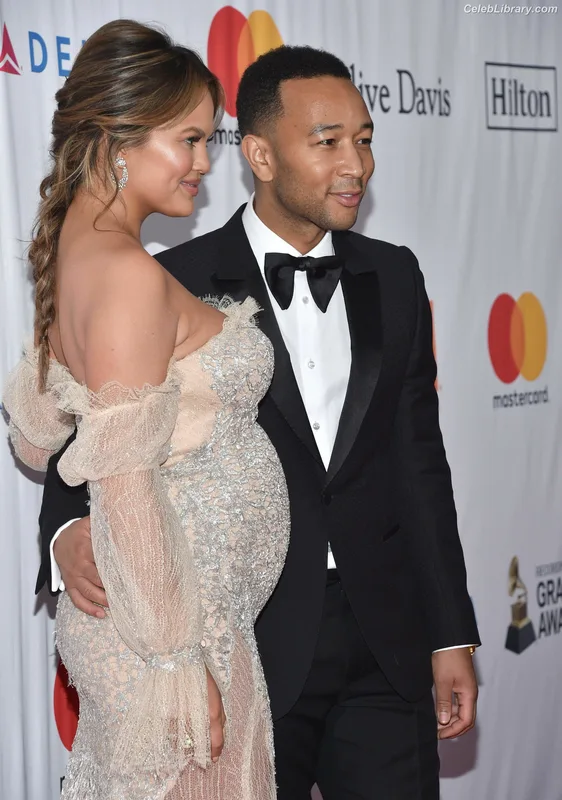 Chrissy Teigen photo 6 of 899