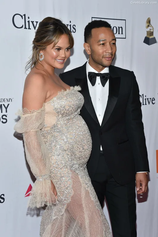 Chrissy Teigen photo 7 of 899