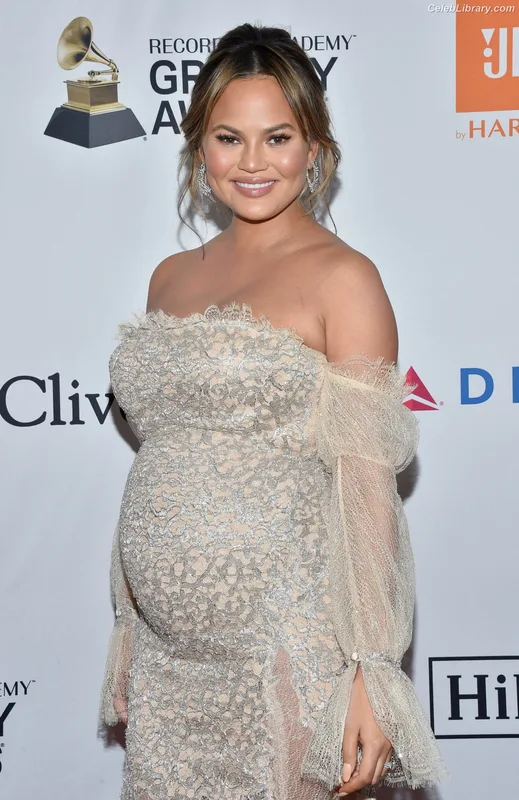 Chrissy Teigen photo 10 of 899