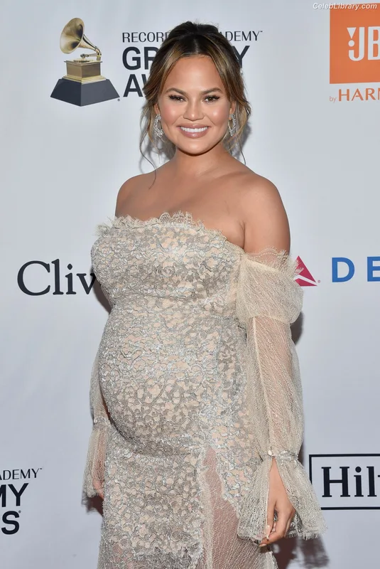 Chrissy Teigen photo 11 of 899