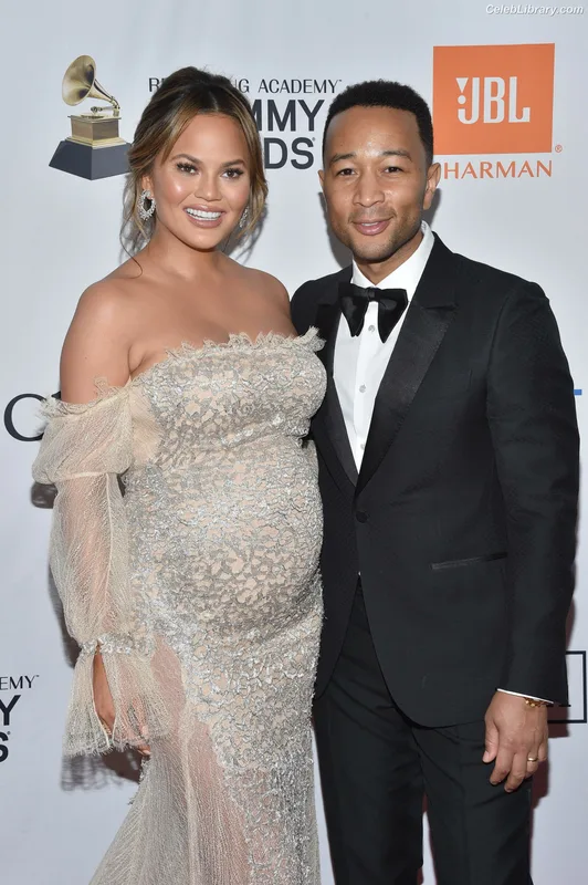 Chrissy Teigen photo 12 of 899